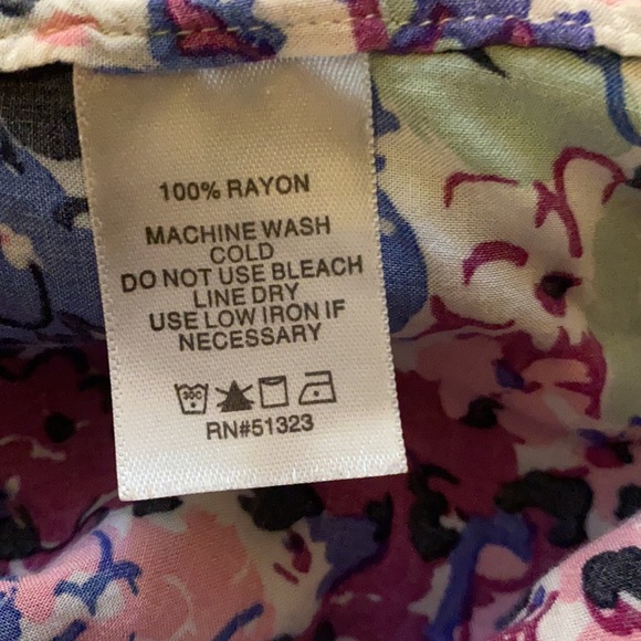 🚨4/$13🚨 Two by Vince Camuto Button Down - Picture 5 of 5